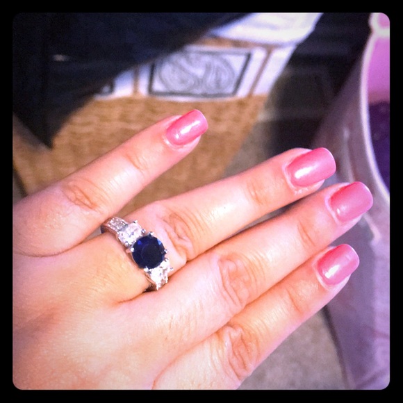 Three stone ring - Picture 1 of 5